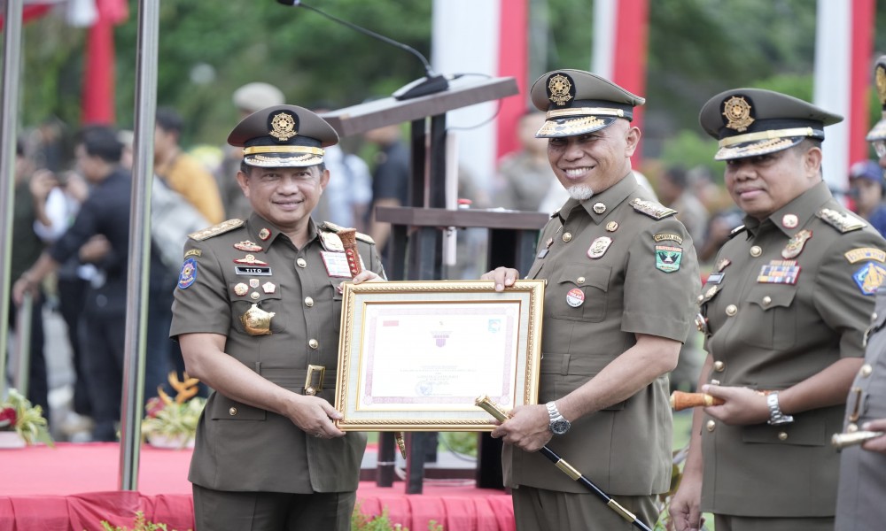 28 Menteri Dalam Negeri (Mendagri), Tito Karnavian, menjadi Inspektur Upacara (Irup) saat Apel Gelar Pasukan dalam rangka peringatan HUT ke-74 Satpol PP dan HUT ke-62 Satlinmas Tingkat Nasional 2024 di Halaman Istana Gubernur Sumbar, Minggu (03/03/2024). Dal